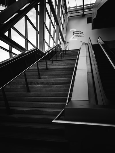 低角度混凝土楼梯的灰度摄影